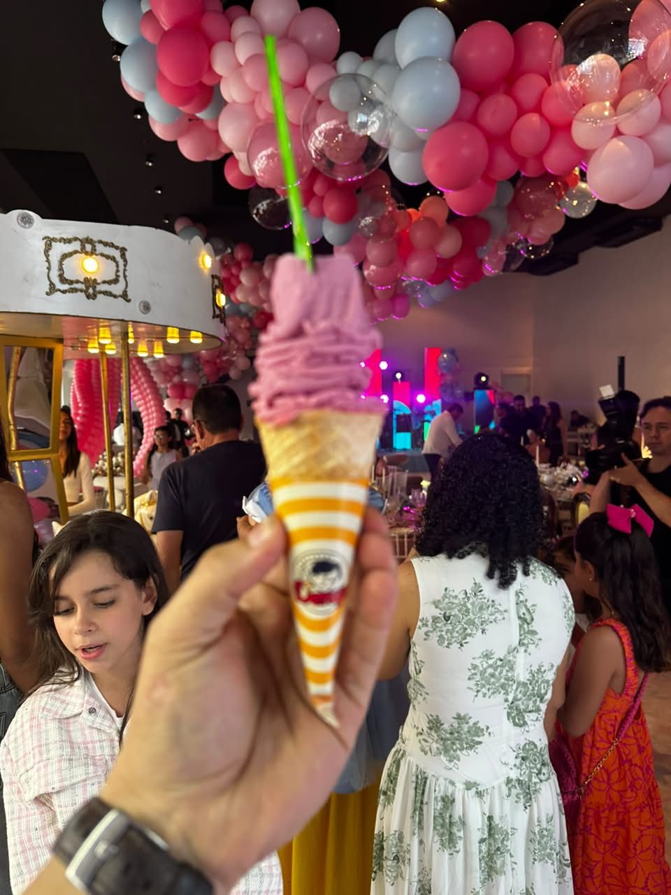 Casquinha Denys servida em uma festa infantil decorada com balões