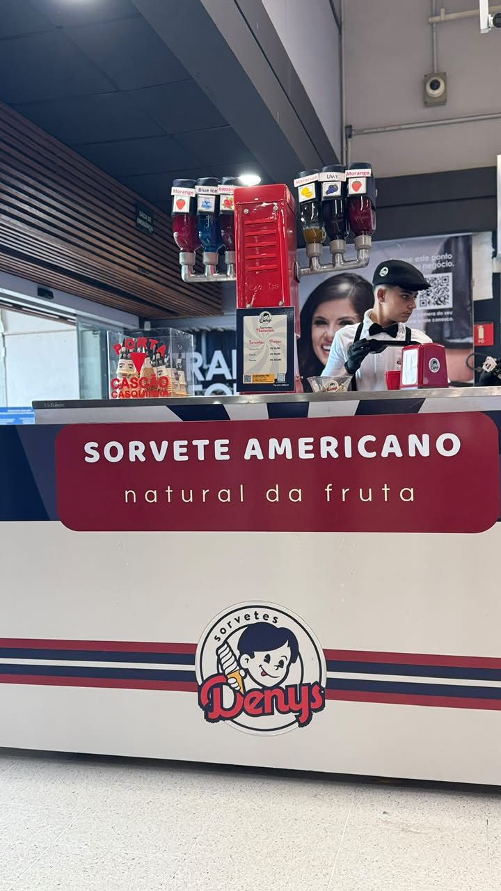 Balcão Denys com atendente uniformizado e comunicação Sorvete Americano natural da fruta