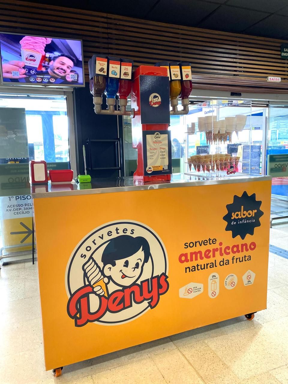 Loja Denys Sorvetes em operação dentro de um supermercado, com o braço de sabores, vitrine de casquinhas e a identidade da marca